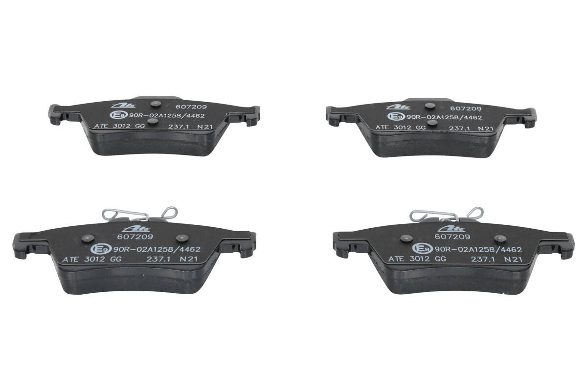 Rear brake pad set